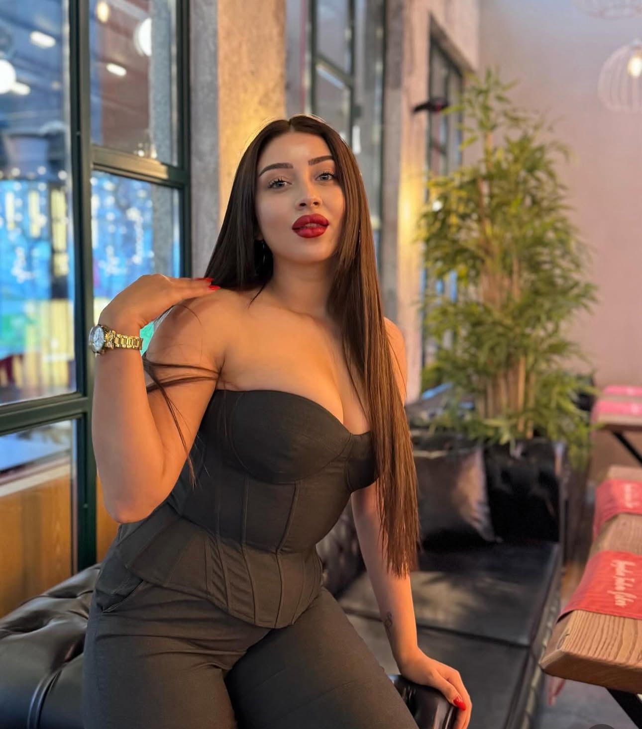 Evren Arabada Görüşen Escort Bayan Nehir